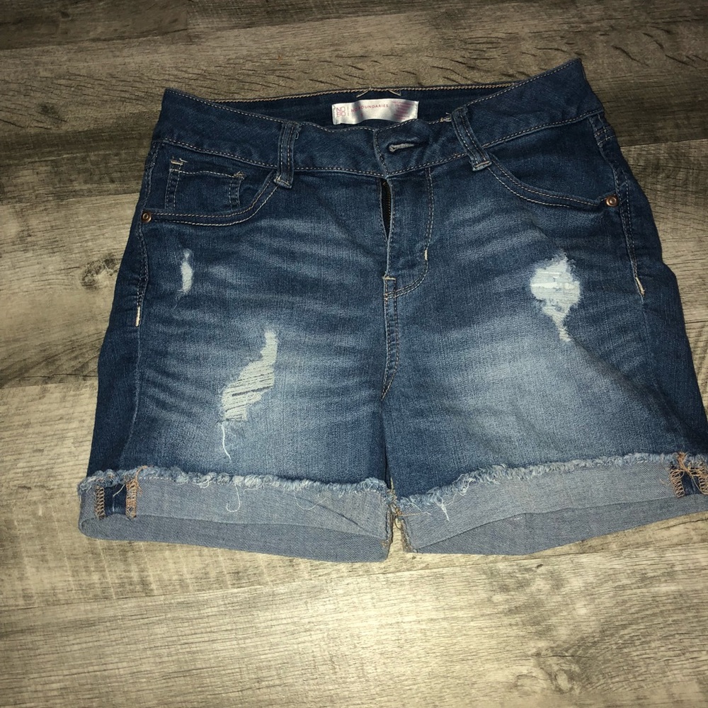 Distressed jeans shorts